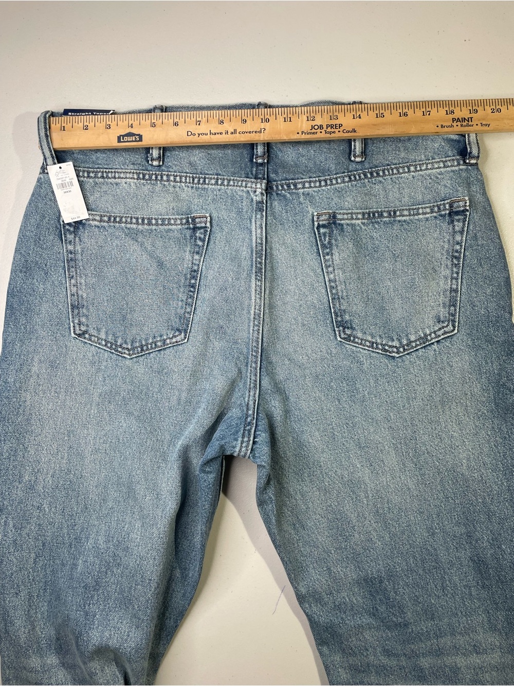 NWT Men’s Old Navy 38 x
30 Straight Taper 5 Pocket Medium Wash jeans - Picture 4 of 8